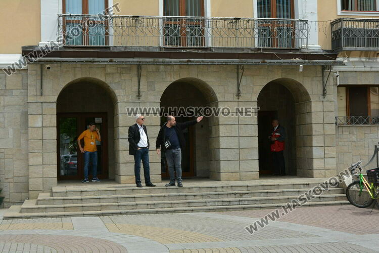 Нападнаха и биха мъж пред Община Хасково