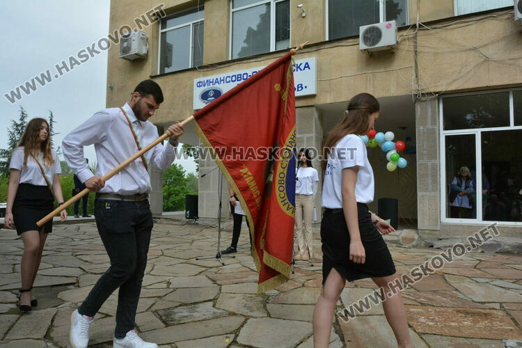 Николета Карчева е първенец на випуска във ФСГ, Станко Станкев – учител на годината