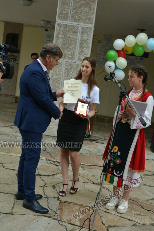 Николета Карчева е първенец на випуска във ФСГ, Станко Станкев – учител на годината