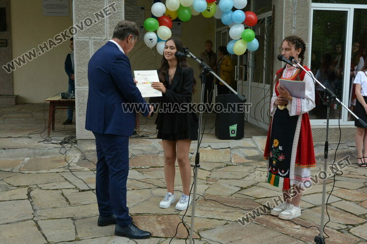 Николета Карчева е първенец на випуска във ФСГ, Станко Станкев – учител на годината