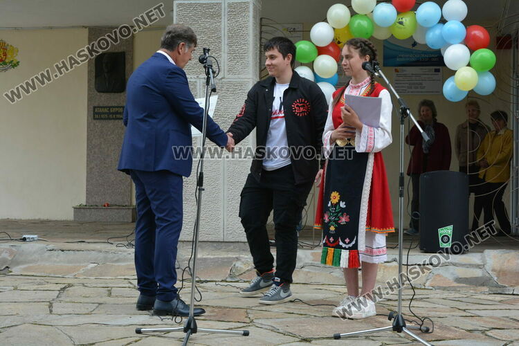 Николета Карчева е първенец на випуска във ФСГ, Станко Станкев – учител на годината