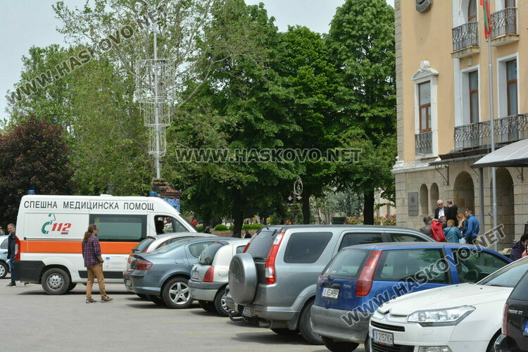 Нападнаха и биха мъж пред Община Хасково