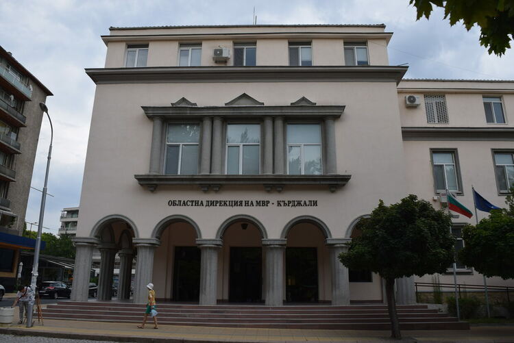 Бой между тинейджъри в Кърджали,батко налага непълнолетен с тръба