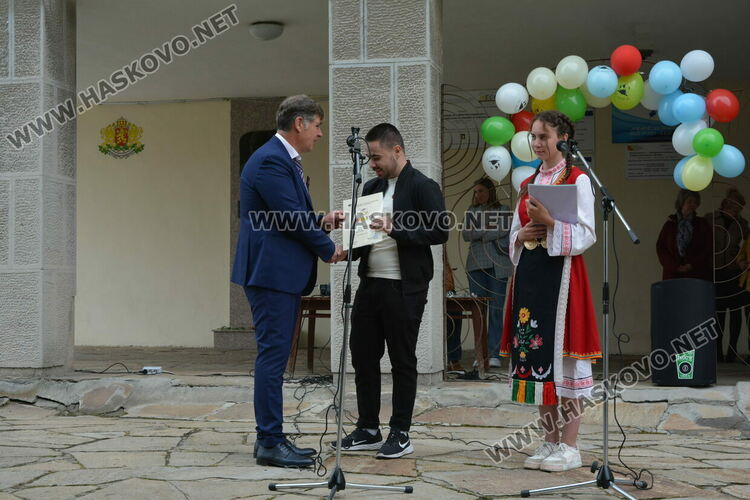 Николета Карчева е първенец на випуска във ФСГ, Станко Станкев – учител на годината