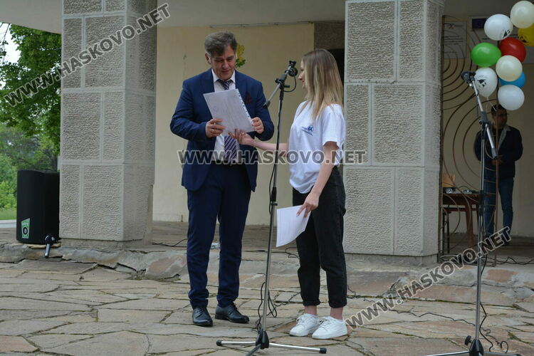 Николета Карчева е първенец на випуска във ФСГ, Станко Станкев – учител на годината