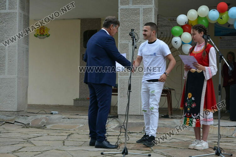 Николета Карчева е първенец на випуска във ФСГ, Станко Станкев – учител на годината