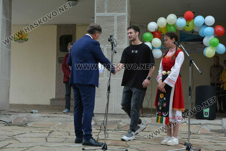 Николета Карчева е първенец на випуска във ФСГ, Станко Станкев – учител на годината