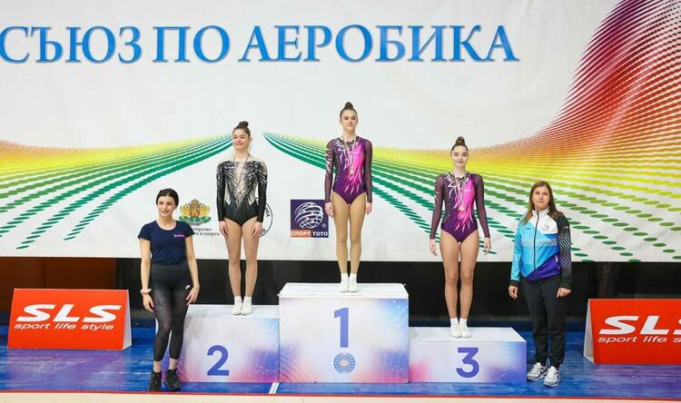 Куп медали за спортните таланти на &bdquo;Виолена&ldquo; от три състезания