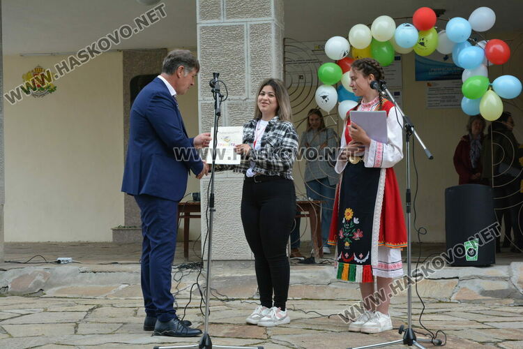 Николета Карчева е първенец на випуска във ФСГ, Станко Станкев – учител на годината