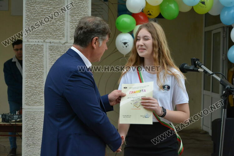 Николета Карчева е първенец на випуска във ФСГ, Станко Станкев – учител на годината