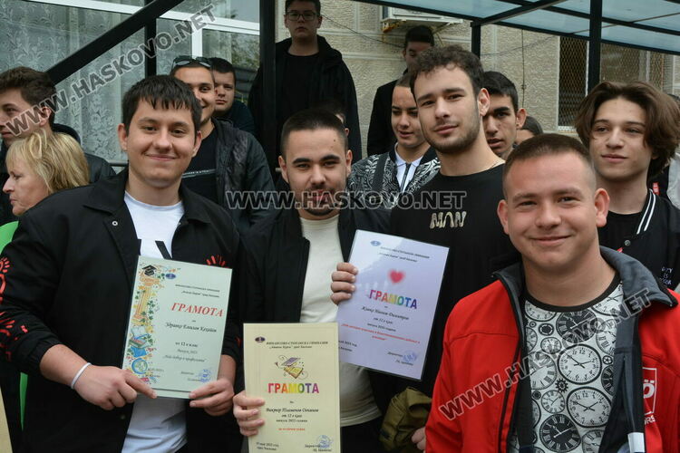 Николета Карчева е първенец на випуска във ФСГ, Станко Станкев – учител на годината