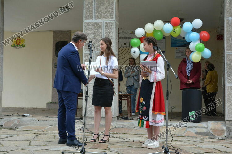 Николета Карчева е първенец на випуска във ФСГ, Станко Станкев – учител на годината