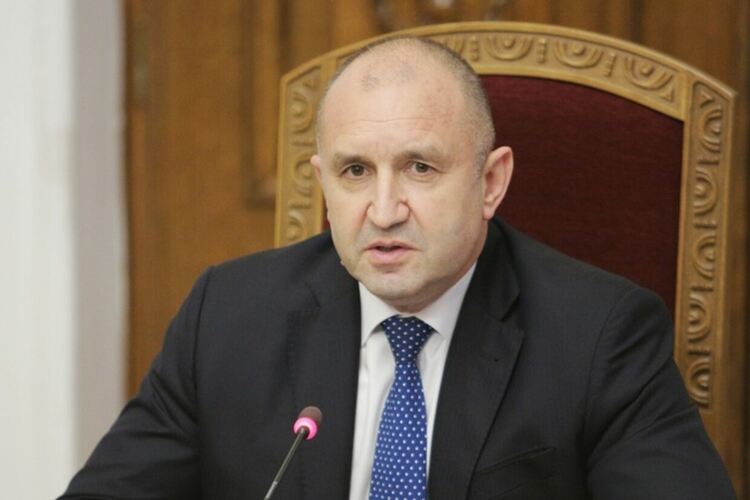 Преговори до последно, преди Радев да връчи мандата на ГЕРБ