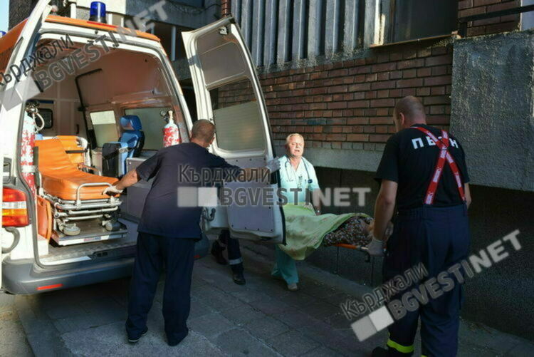 Огнеборци подпомогнаха спешни медици при пренасяне на пациент в Кърджали