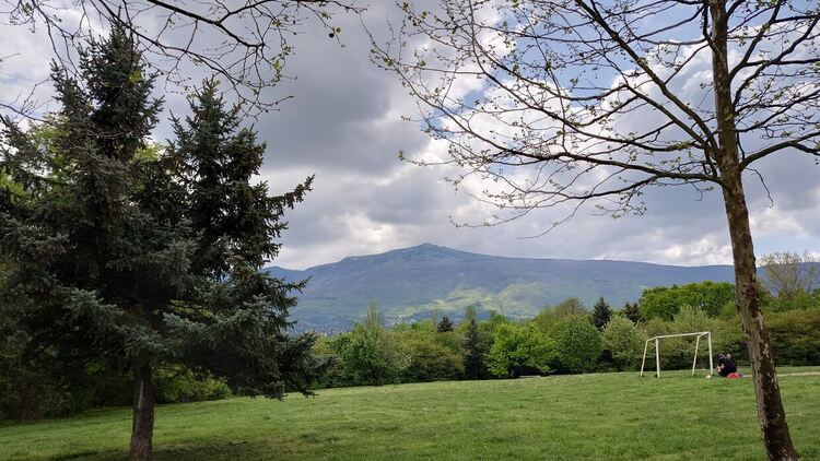 Облачно и дъждовно, до слънчево в Източна България