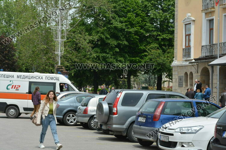 Нападнаха и биха мъж пред Община Хасково