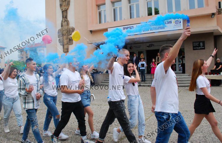 130 абитуриенти на Випуск 2023 в ПМГ-Хасково минаха по червения килим 