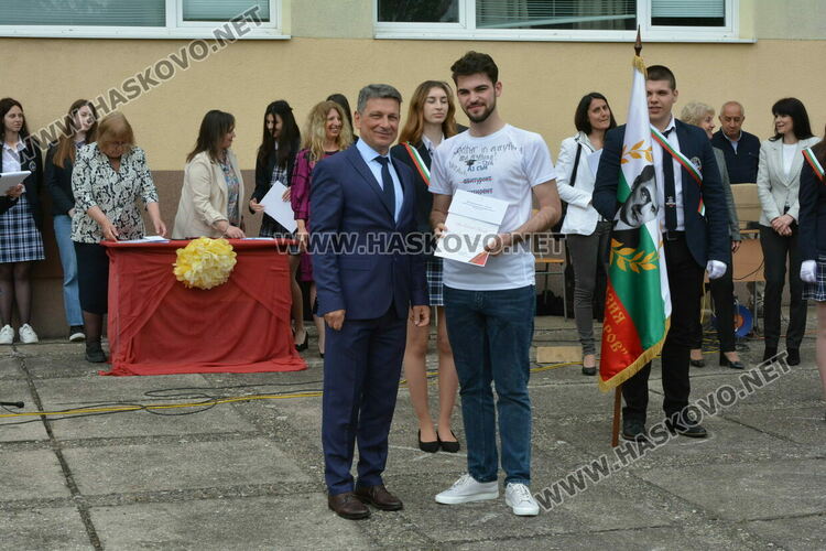 Нели Генова със Златаровска награда на Езиковата гимназия в Хасково