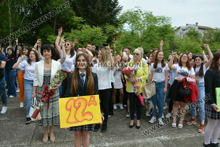 Нели Генова със Златаровска награда на Езиковата гимназия в Хасково