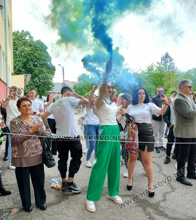 С послания за успехи ПГТ "Ал. Паскалев" изпрати своите зрелостници
