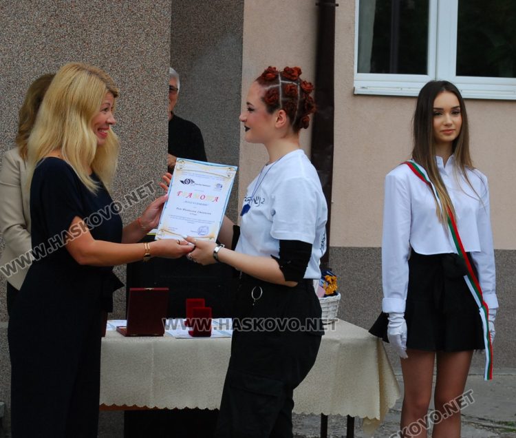 130 абитуриенти на Випуск 2023 в ПМГ-Хасково минаха по червения килим 