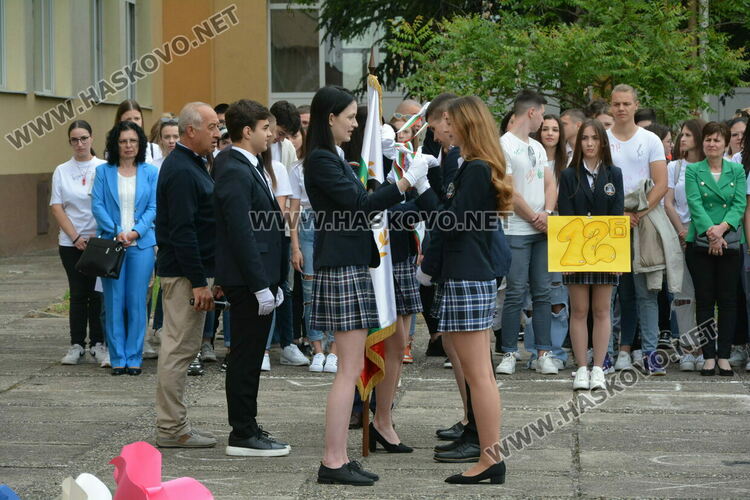 Нели Генова със Златаровска награда на Езиковата гимназия в Хасково