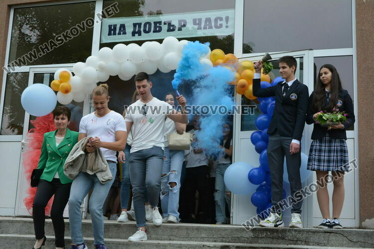 Нели Генова със Златаровска награда на Езиковата гимназия в Хасково