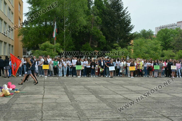 Нели Генова със Златаровска награда на Езиковата гимназия в Хасково