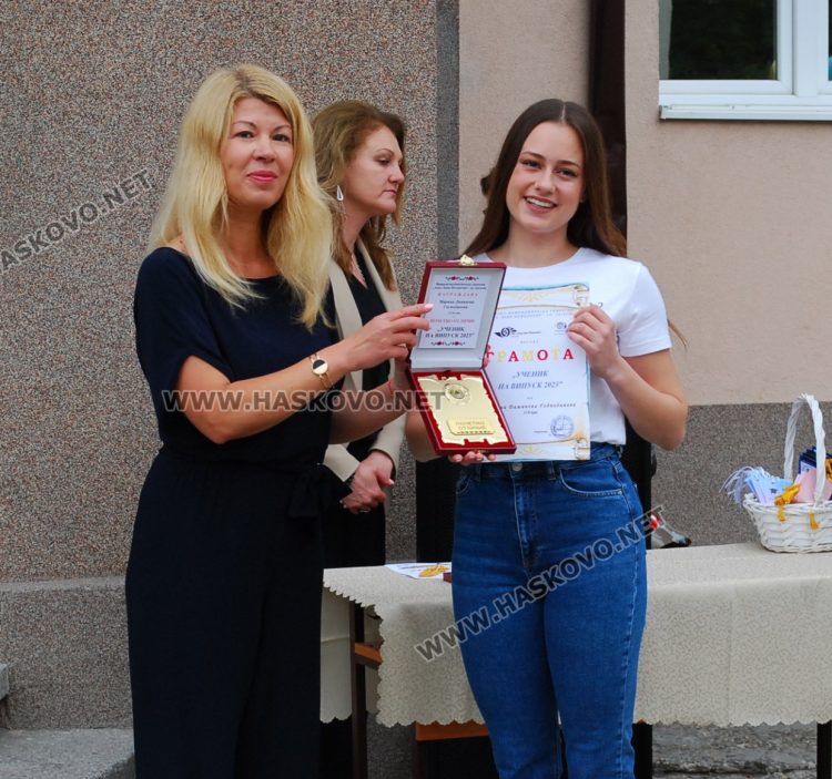 Ученик на Випуск 2023 /вдясно/ Марина Господинова