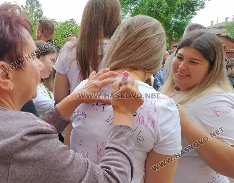 С послания за успехи ПГТ "Ал. Паскалев" изпрати своите зрелостници