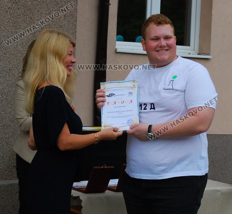 130 абитуриенти на Випуск 2023 в ПМГ-Хасково минаха по червения килим 