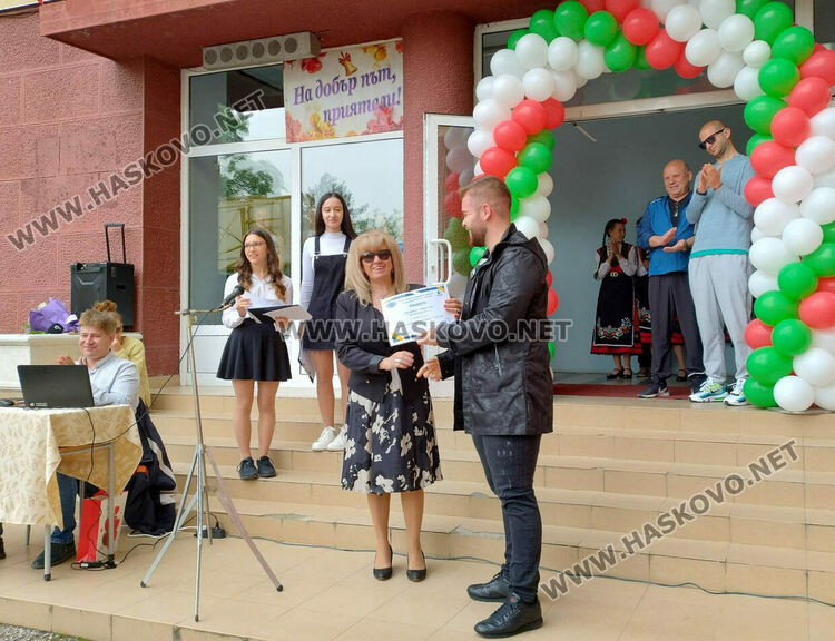 С послания за успехи ПГТ "Ал. Паскалев" изпрати своите зрелостници