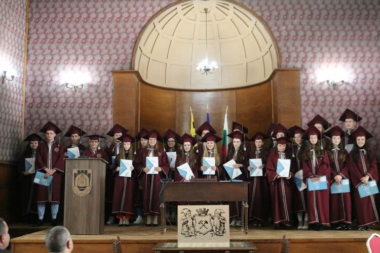  Специална церемония в тържествената зала на Минната дирекция за зрелостници от ГПЧЕ „Симеон Радев“