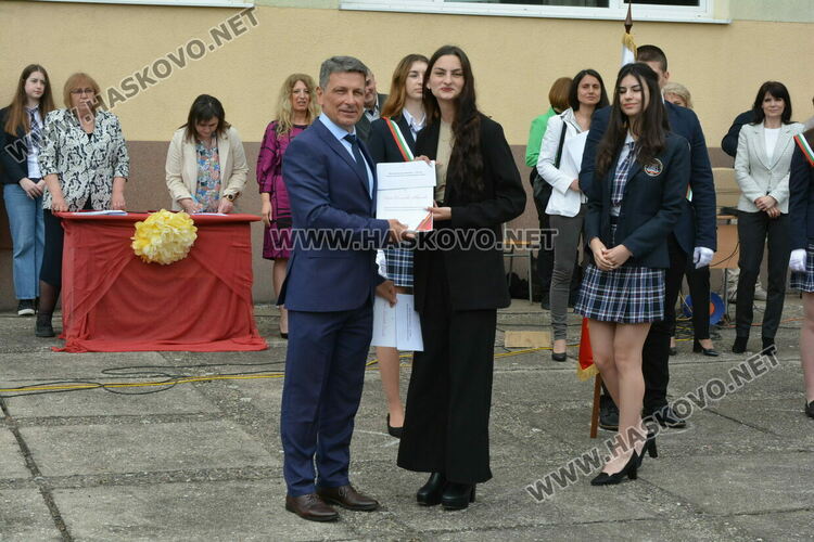 Нели Генова със Златаровска награда на Езиковата гимназия в Хасково