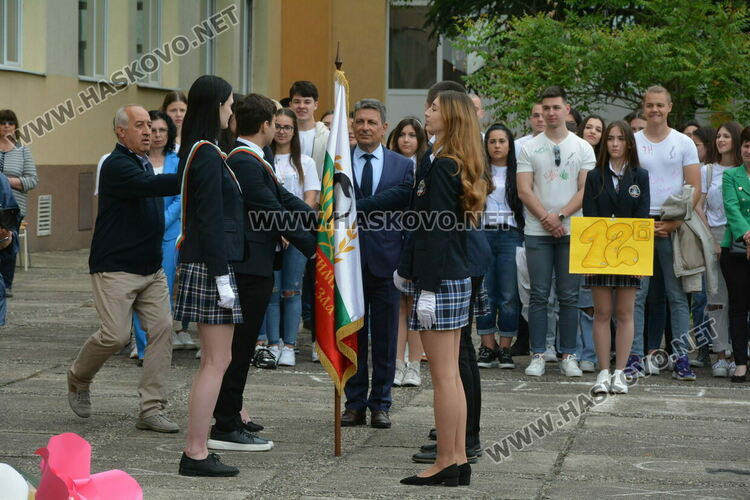 Нели Генова със Златаровска награда на Езиковата гимназия в Хасково