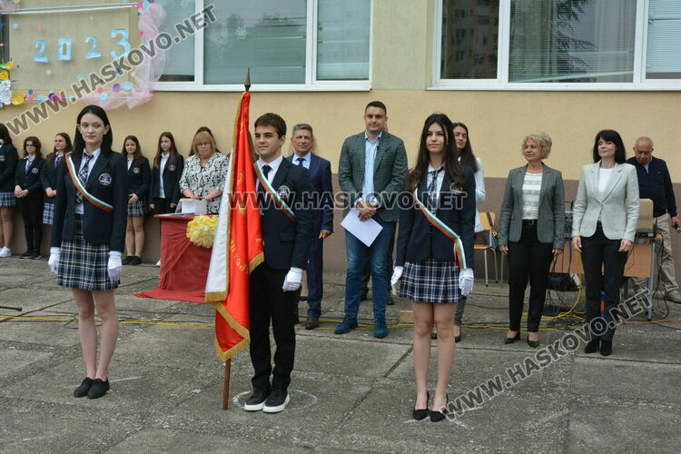 Нели Генова със Златаровска награда на Езиковата гимназия в Хасково