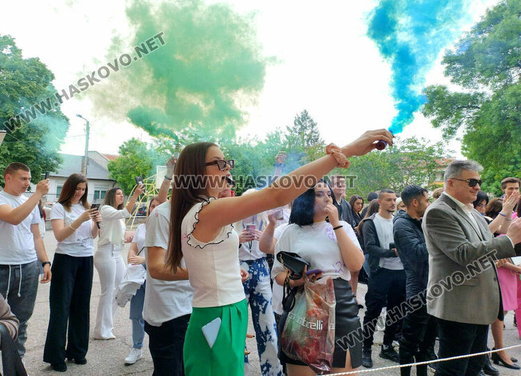 С послания за успехи ПГТ "Ал. Паскалев" изпрати своите зрелостници