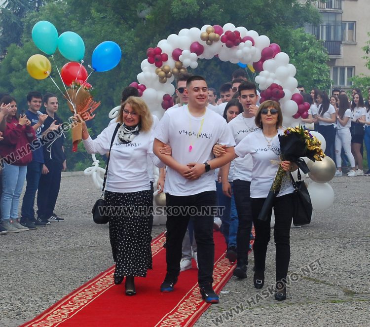 130 абитуриенти на Випуск 2023 в ПМГ-Хасково минаха по червения килим 