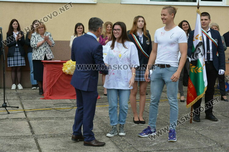 Нели Генова със Златаровска награда на Езиковата гимназия в Хасково