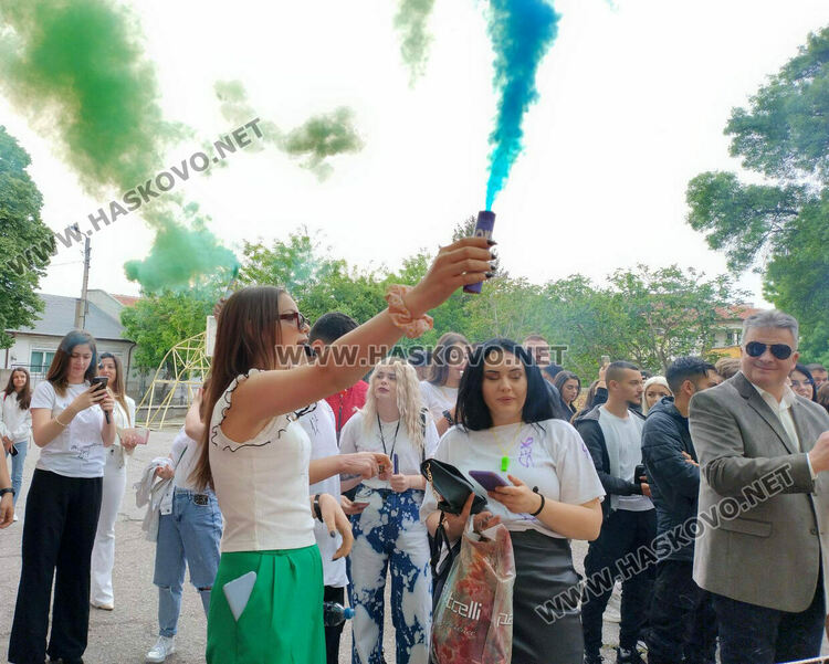 С послания за успехи ПГТ "Ал. Паскалев" изпрати своите зрелостници