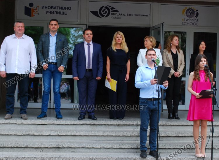 130 абитуриенти на Випуск 2023 в ПМГ-Хасково минаха по червения килим 