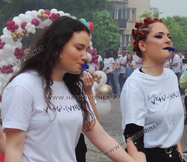 130 абитуриенти на Випуск 2023 в ПМГ-Хасково минаха по червения килим 