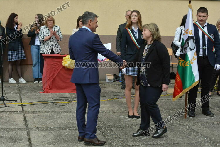 Нели Генова със Златаровска награда на Езиковата гимназия в Хасково