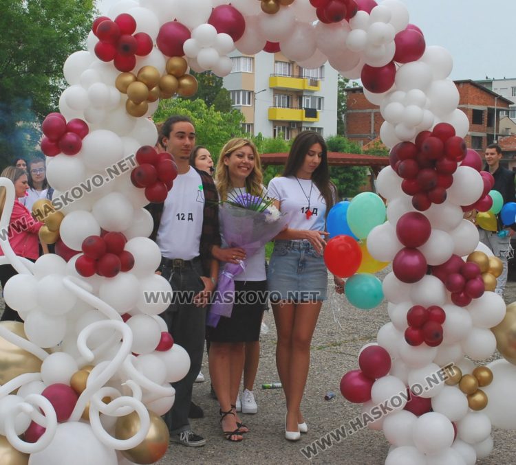 130 абитуриенти на Випуск 2023 в ПМГ-Хасково минаха по червения килим 