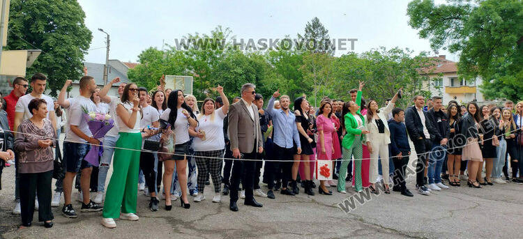 С послания за успехи ПГТ "Ал. Паскалев" изпрати своите зрелостници