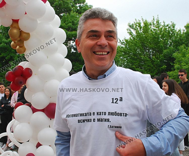 130 абитуриенти на Випуск 2023 в ПМГ-Хасково минаха по червения килим 