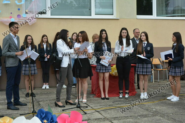 Нели Генова със Златаровска награда на Езиковата гимназия в Хасково