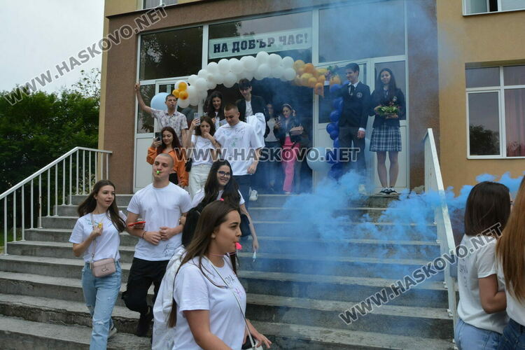 Нели Генова със Златаровска награда на Езиковата гимназия в Хасково