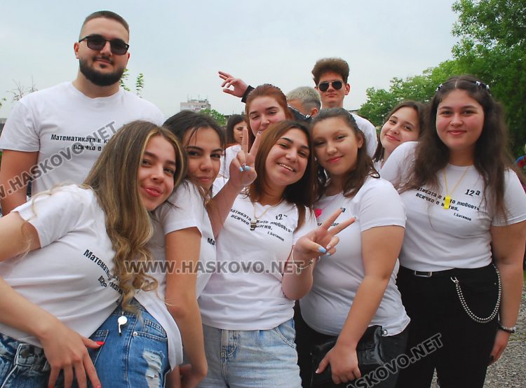 130 абитуриенти на Випуск 2023 в ПМГ-Хасково минаха по червения килим 