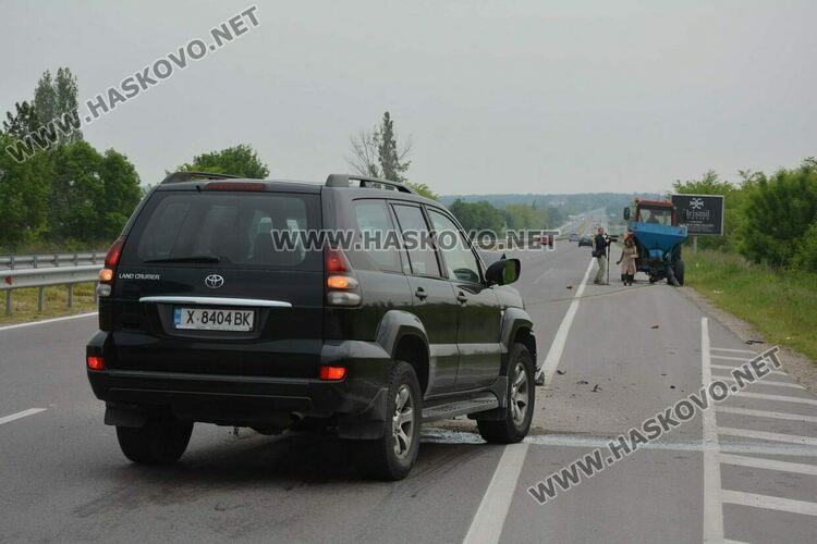 Джип се заби в трактор с инвентар до Бирената